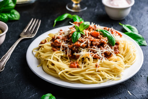 spaghetti with bolognese sauce and parmesan cheese - basil bowl cooked cheese imagens e fotografias de stock