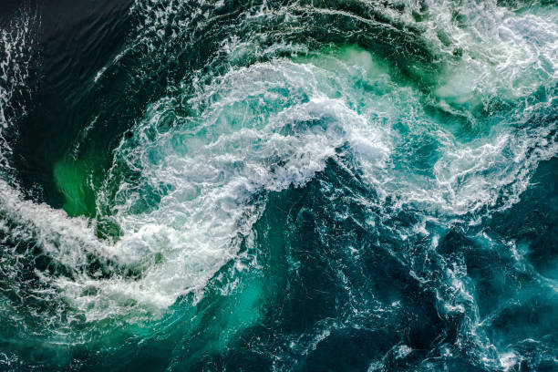 ondate d'acqua del fiume e del mare si incontrano durante l'alta marea e la bassa marea. - flusso foto e immagini stock