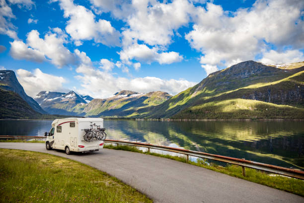 家族旅行rv、モーターホームでの休日旅行 - camping family summer vacations ストックフォトと画像