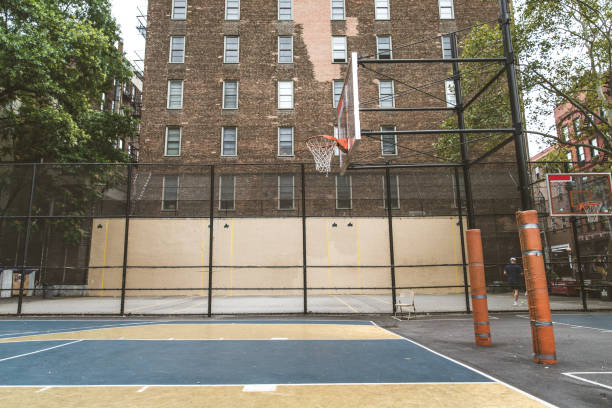 basketballspielertraining im freien - court building stock-fotos und bilder