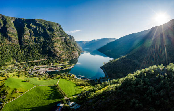 aurlandsfjord ciudad de flam al amanecer. - residential structure summer season valley fotografías e imágenes de stock