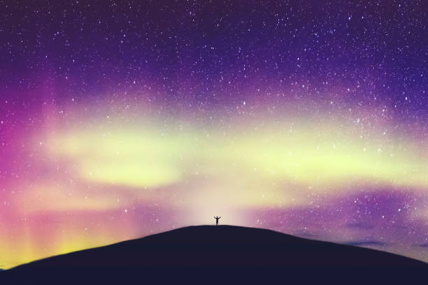 аврора ночное небо, аврора australis, южное сияние в ночном небе, красивые светящиеся духовной природы фон - miracle стоковые фото и изображения