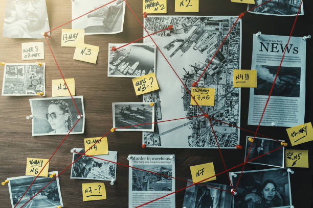 Detective board with photos of suspected criminals, crime scenes and evidence with red threads, toned Detective board with photos of suspected criminals, crime scenes and evidence with red threads, retro toned crime stock pictures, royalty-free photos & images