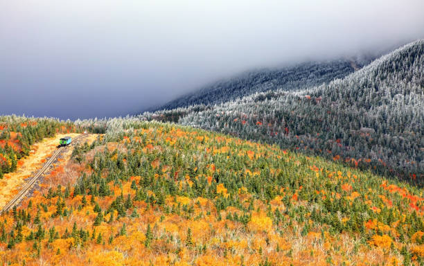 ког железнодорожный поезд восхождение на гору вашингтон - white mountain national forest стоковые фото и изображения