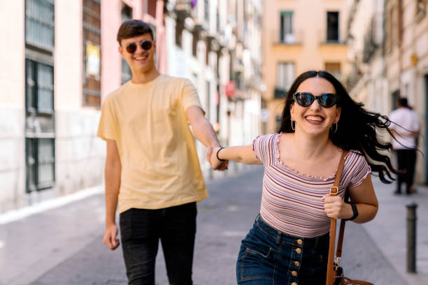 felice giovane coppia che si diverte - couple human hand holding walking foto e immagini stock