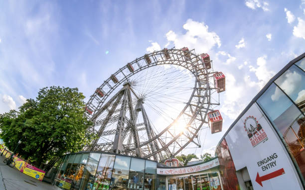 vue grand angle de la grande roue de ferris riesenrad dans le parc d'attractions et la section du wiener prater à vienne - wiener wurstelprater photos et images de collection