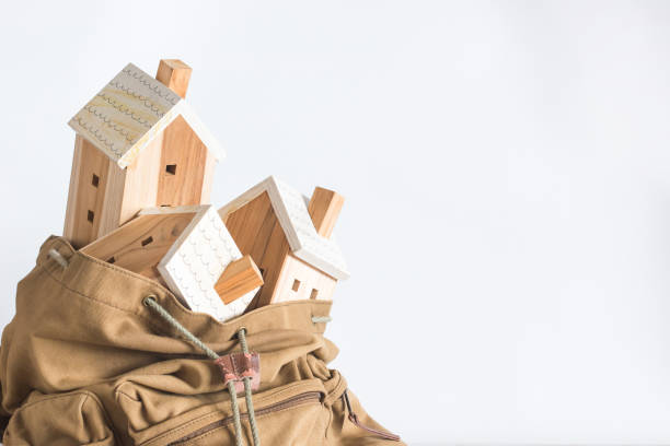 modèle miniature de maison dans le sac à dos brun de couleur - tyle photos et images de collection