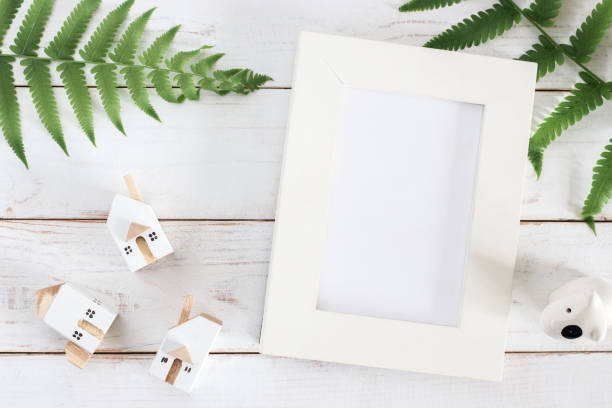 mock up, cadre blanc blanc d'image avec la feuille de fougère et modèle miniature de maison blanche - tyle photos et images de collection