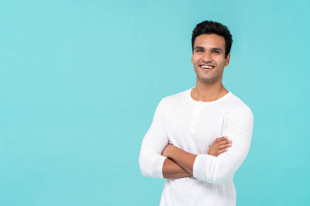 homme indien heureux de sourire avec des bras croisés - plain shirt photos et images de collection