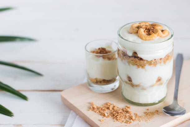 repas sain fait de granola en verre, yogourt et cornflakes décorer les aliments avec de la noix de cajou - tyle photos et images de collection