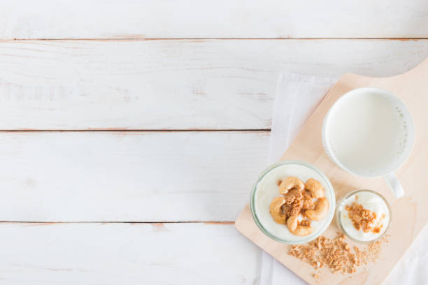 repas sain fait de granola en verre, yogourt et cornflakes décorer les aliments - tyle photos et images de collection