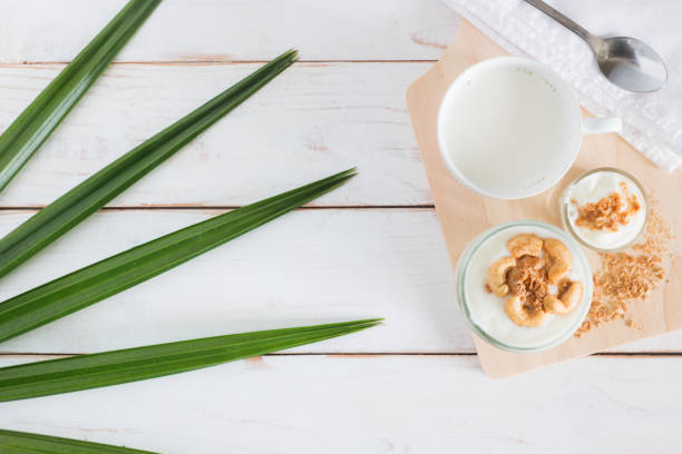 repas sain fait de granola en verre, yogourt et cornflakes décorer les aliments avec de la noix de cajou avec du lait chaud - tyle photos et images de collection