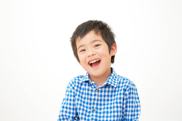 白い背景を持つ日本人少年 - 日本人　笑顔 ストックフォトと画像