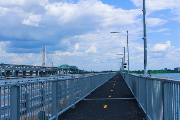 велосипедная дорожка возле нового и старого моста шамплейн - brossard стоковые фото и изображения