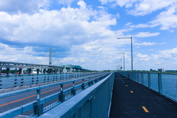 新舊尚普蘭橋附近的自行車道 - brossard 個照片及圖片檔