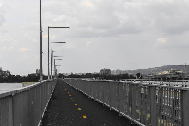 велосипедная дорожка возле нового и старого моста шамплейн - brossard стоковые фото и изображения