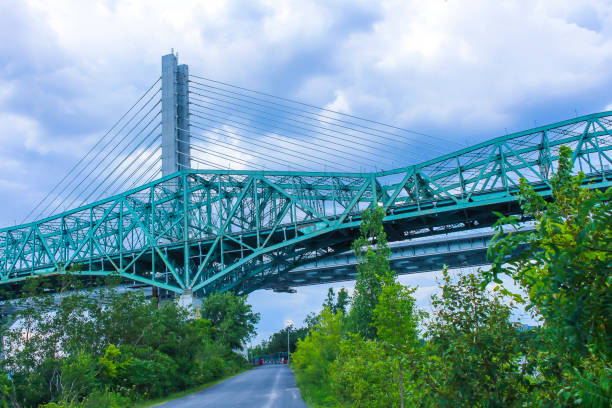 新舊尚普蘭橋 - brossard 個照片及圖片檔