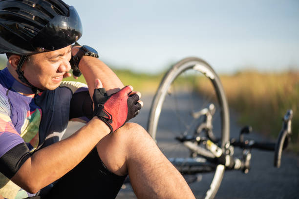 blessures à vélo. le cycliste d'homme est tombé du vélo de route tout en faisant du vélo. accident de vélo, coude blessé. - child bicycle cycling danger photos et images de collection