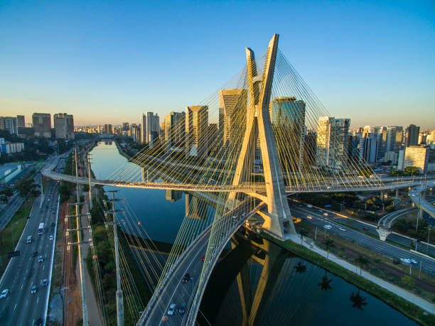 hangbrug. kabelbrug in de wereld. - deelstaat são paulo stockfoto's en -beelden