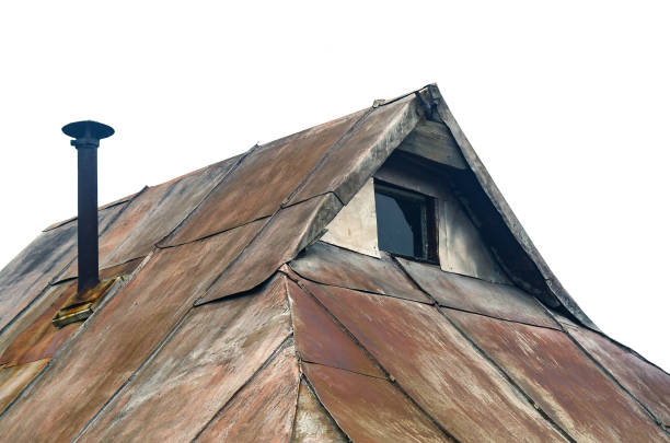aged cottage details: dach rücken, giebel ende mit kleinen fenster, rusty metall dachbleche, metall rohr schornstein mit einer kappe. steampunk-stil-konzept. - gable end stock-fotos und bilder