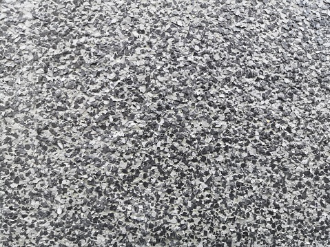 Color escamas de suelo de fondo texturizado. Las escamas de color hacen que el suelo resinoso sea tan hermoso como práctico y rentable. Suelo de hormigón, espolvorear con piedra de escamas y liso. photo