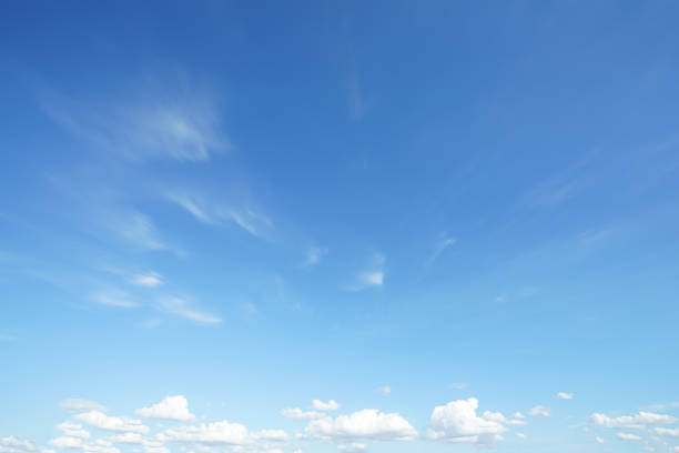 ciel de nuages de soleil pendant le fond de matin. bleu, ciel pastel blanc, lumière du soleil de lentille de foyer douce. gradient cyan brouillé abstrait de nature paisible. vue ouverte sur les fenêtres belle source d'été - open sky cloudscape cloud photos et images de collection