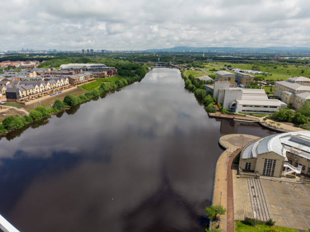 foto aérea del río tee en middlesbrough una gran ciudad post-industrial en el condado de north yorkshire, inglaterra, tomada en un día soleado brillante - hartlepool fotografías e imágenes de stock