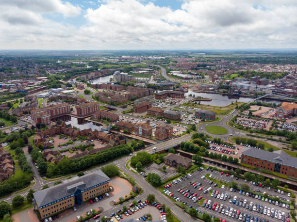 zdjęcie lotnicze brytyjskiego miasta middlesbrough, dużego postindustria industrialnego miasta na południowym brzegu rzeki tees w hrabstwie north yorkshire, zrobione w jasny słoneczny dzień - county durham zdjęcia i obrazy z banku zdjęć