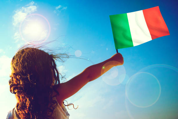 petite fille agitant le drapeau italien - multi ethnic group flash photos et images de collection