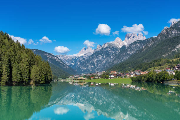 lago santa caterina ou lago auronzo na província de belluno, itália - belluno veneto european alps lake - fotografias e filmes do acervo