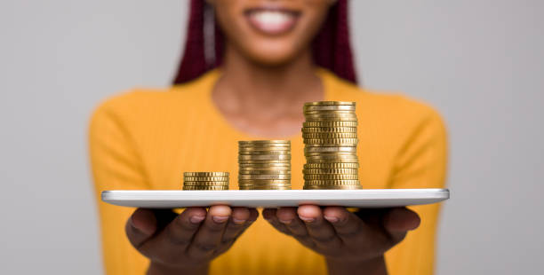 mujer con tableta proponiendo ganar dinero en el internrt - earn fotografías e imágenes de stock