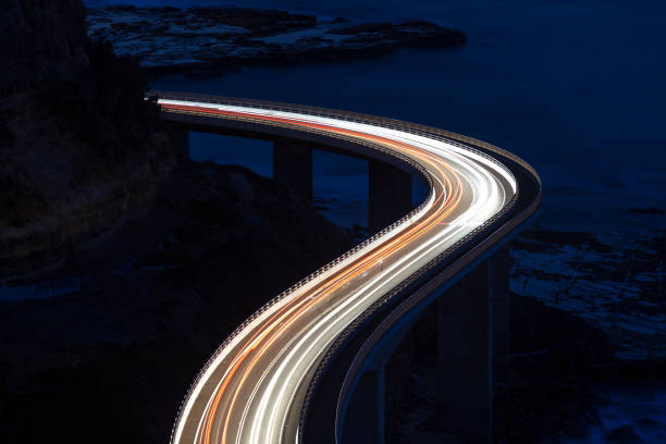 ブリッジ上のトラフィック - traffic sea passage overpass car ストックフォトと画像