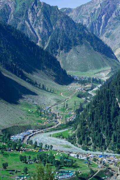 strada del passo zoji la sulla strada nazionale tra kashmir e ladakh - kargil foto e immagini stock
