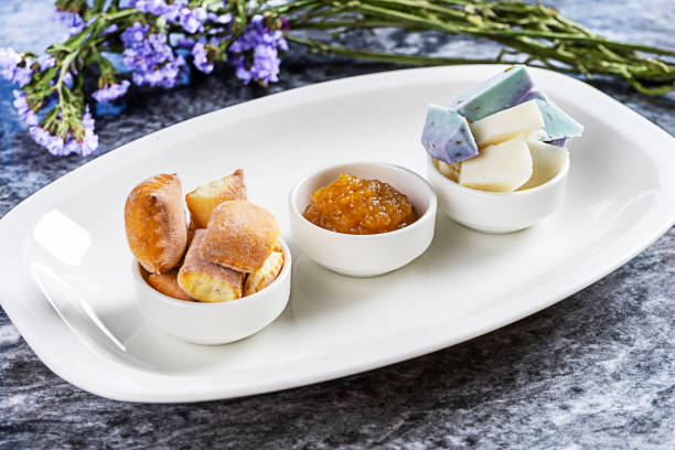 vista de cerca de basiron pesto y lavander cheese. aperitivos italianos. lacomida plana sobre la mesa de mármol. foto de la comida del restaurante para la receta. - basiron fotografías e imágenes de stock