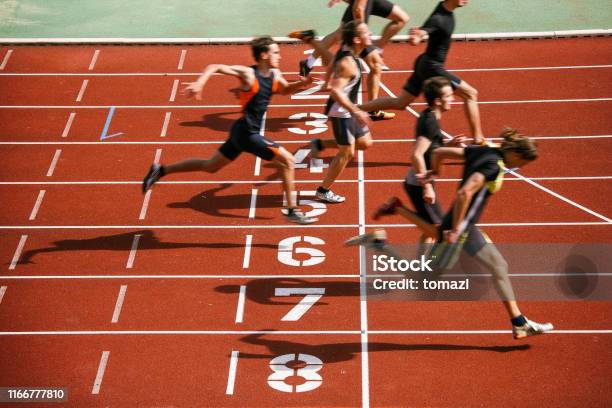 Athleten Sprinten Im Ziel Stockfoto und mehr Bilder von Leichtathletik - Leichtathletik, Rennen - Körperliche Aktivität, Rennen - Sport