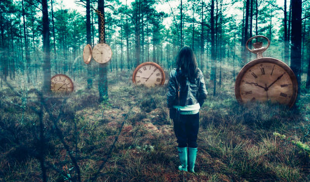 큰 시계에 둘러싸인 숲에서 여자와 시간의 개념 - checking the time 이미지 뉴스 사진 이미지