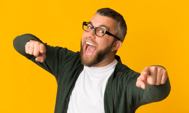 homem barbudo alegre que indica feliz na câmera - elegance yellow glasses eyewear - fotografias e filmes do acervo