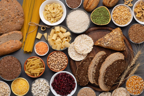 sélection de produits sans gluten sur fond en bois - carbohydrate ingredient food state choice photos et images de collection