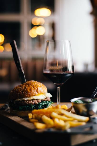 burger und wein - pub food stock-fotos und bilder