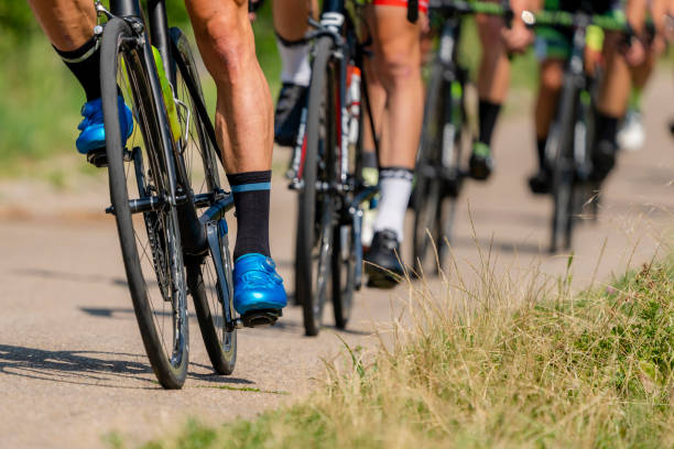 atletas en una competición de ciclismo - cycle racing fotografías e imágenes de stock