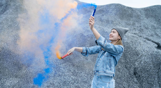 bella donna sta giocando un colore fumo fuochi d'artificio al posto del rock grand canyon - horizon over land sports and fitness nature wave foto e immagini stock