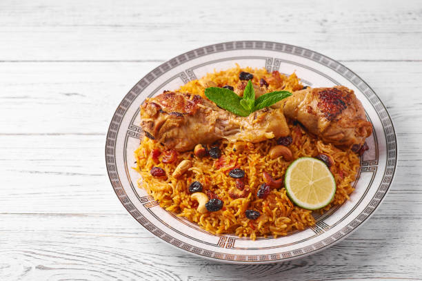 kabsa su sfondo bianco in legno. kabsa è tradizionale piatto di cucina araba saudita. - 6639 foto e immagini stock