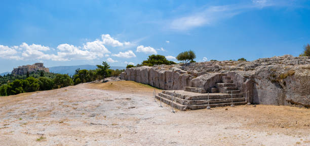 the pnyx steps, where democracy was born. panorama with acropolis hill at the background - ancient civilization audio imagens e fotografias de stock