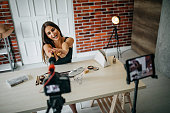 junge-frau-machen-make-up-tutorial.jpg?b=1&s=170x170&k=20&c=t5H2lAnpABD25FuPsvqwjnRpdc3grC9CU5JXnXSHOLs=