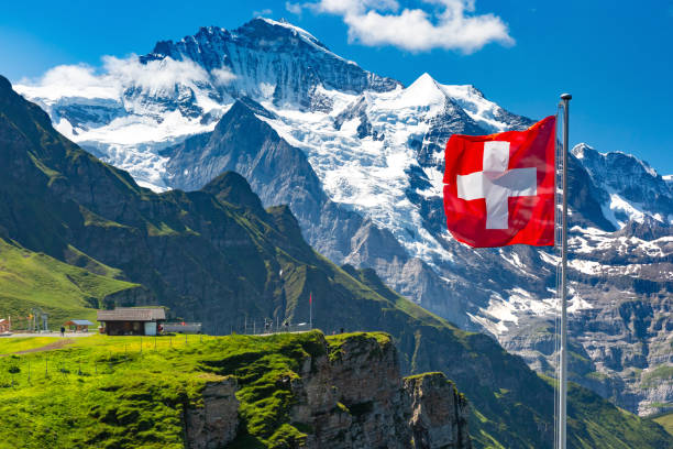 точка зрения маннлихена, швейцария - chalet house snow switzerland стоковые фото и изображения