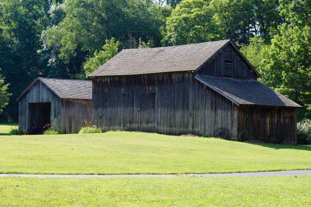 istock Old Wooden Abandoned Barn 1166792791