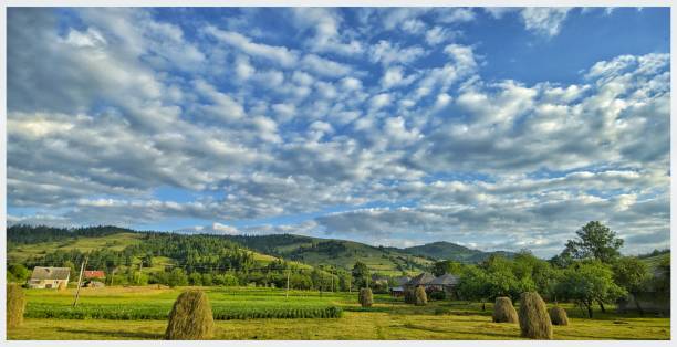 bergdorf - eastern europe mountain range mountain village stock-fotos und bilder