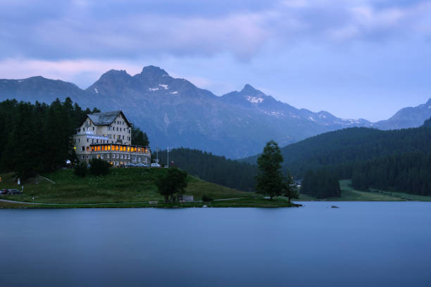 hotel e restaurante waldhaus am see no lago st. moritzersee na suíça - mountain night switzerland engadine - fotografias e filmes do acervo