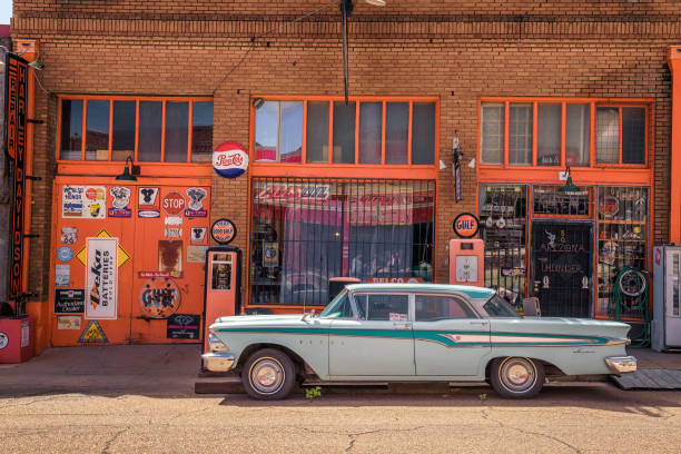 voiture vintage edsel à la rue érié à lowell, maintenant partie de bisbee, arizona - station retro revival gas station old photos et images de collection