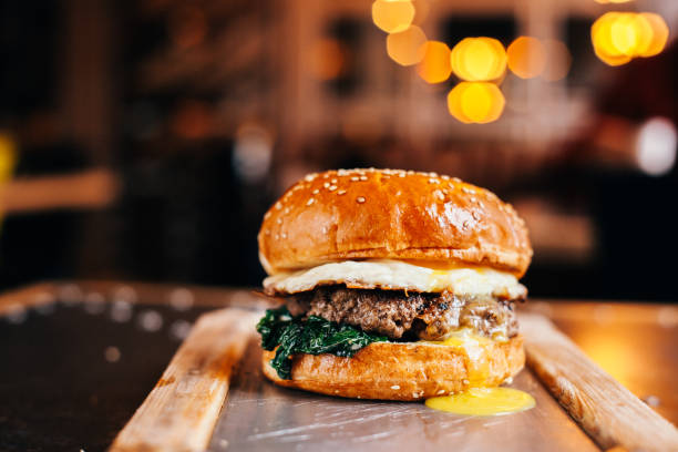 burger with fried egg - bacon cheeseburger imagens e fotografias de stock